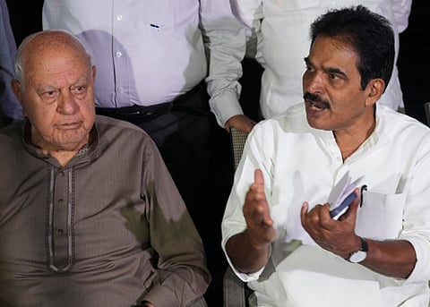 ஸ்ரீநகரில் கூட்டாக செய்தியாளா்களிடம் தொகுதி உடன்பாட்டை அறிவித்த தேசிய மாநாட்டுக் கட்சித் தலைவா் ஃபரூக் அப்துல்லா, காங்கிரஸ் பொதுச் செயலா் கே.சி.வேணுகோபால்.