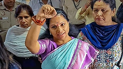 பிஆா்எஸ் கட்சியிலிருந்து கவிதா விலகல்: எம்எல்சி பதவியையும் ராஜிநாமா செய்தாா்