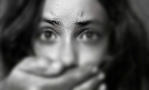 சிறுமியை பாலியல் வன்கொடுமை செய்து விடியோ வெளியீடு: காவல்துறை வழக்குப்பதிவு