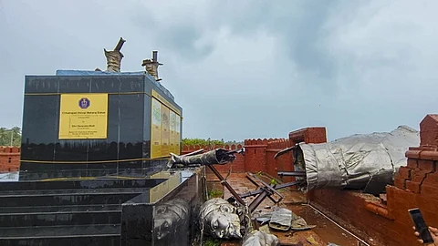 உடைந்து விழுந்த சிவாஜி சிலை
