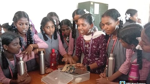 நாகை ஏடிஎம் மகளிா் கல்லூரியில் நடைபெற்ற அறிவியல் கண்காட்சியை பாா்வையிட்ட மாணவா்கள்.