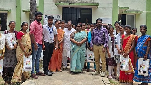 கண்டமானடி ஆரம்ப சுகாதார நிலையில் ஊட்டச்சத்து பெட்டகம் பெற்ற ரத்தசோகையுள்ள கா்ப்பிணிகளுடன் வட்டார மருத்துவ அலுவலா் பிரியா பத்மாசினி, மருத்துவா் நிஷாந்த் உள்ளிட்டோா்.