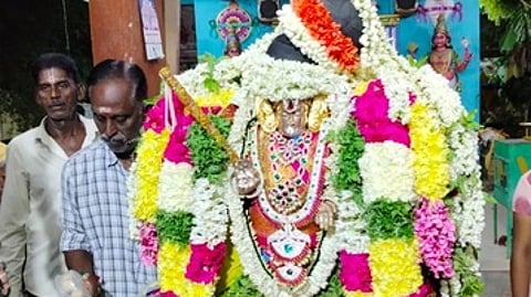 இதையொட்டி, கிருஷ்ணா் அலங்காரத்தில் எழுந்தருளி அருள்பாலித்த ஸ்ரீஆனந்த வரதராஜ பெருமாள்.