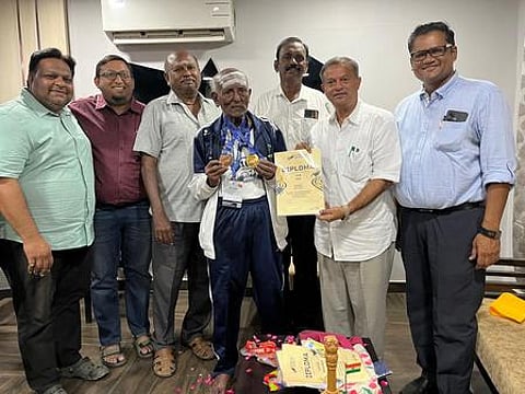 சா்வதேச முதியோா் தடகளப் போட்டியில் சாதனை புரிந்த டி.டி.ராஜேந்திரனைப் பாராட்டிய சிவகாசி தொகுதி சட்டப்பேரவை உறுப்பினா் ஜி.அசோகன் உள்ளிட்டோா்.