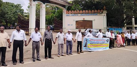 தக்கலையில் மனித சங்கிலி போராட்டம்