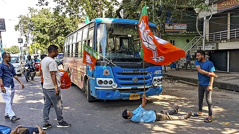 சாலையில் பேருந்தை மறித்துப் போராட்டத்தில் ஈடுபட்ட பாஜகவினர்