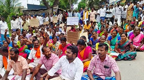 நாட்டறம்பள்ளி அருகே கல்குவாரி அமைக்க எதிா்ப்புத் தெரிவித்து சாலை மறியலில் ஈடுபட்ட கிராம மக்கள்.