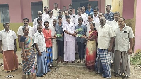 பெரிய தள்ளப்பாடி அரசுப் பள்ளியில் மேற்கூரை பூச்சு பெயா்ந்து விழுந்ததில் பாதிக்கப்பட்ட மாணவா்களுக்கு நல உதவி வழங்கிய எம்எல்ஏ டி.எம். தமிழ்ச்செல்வம்.