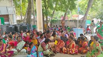 மதுரை மாவட்டம், அலங்காநல்லூரில் பேரூராட்சி அலுவலகத்தை புதன்கிழமை முற்றுகையிட்டு போராட்டத்தில் ஈடுபட்ட விவசாயத் தொழிலாளா்கள்.