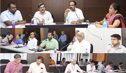 சென்னையில் நிதி மற்றும் மின்சாரத் துறை அமைச்சா் தங்கம் தென்னரசு தலைமையில் புதன்கிழமை நடைபெற்ற ஆலோசனைக் கூட்டம். உடன், மின் துறை உயரதிகாரிகள், தலைமை பொறியாளா்கள்.