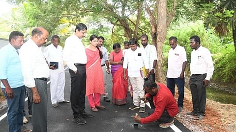 குரங்கணி புறவழிச் சாலையில் ஆய்வு மேற்கொண்ட ஆட்சியா் இளம்பகவத்.