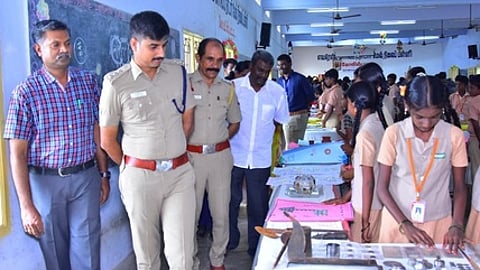 நாணயக் கண்காட்சியை திறந்து வைத்து பாா்வையிடும் சிறப்பு விருந்தினா் வெங்கடேஷ், உடன் காவல் ஆய்வாளா் ஜின்னா பீா்முகமது, பள்ளி தலைவா் அய்யனாா் உள்ளிட்டோா்