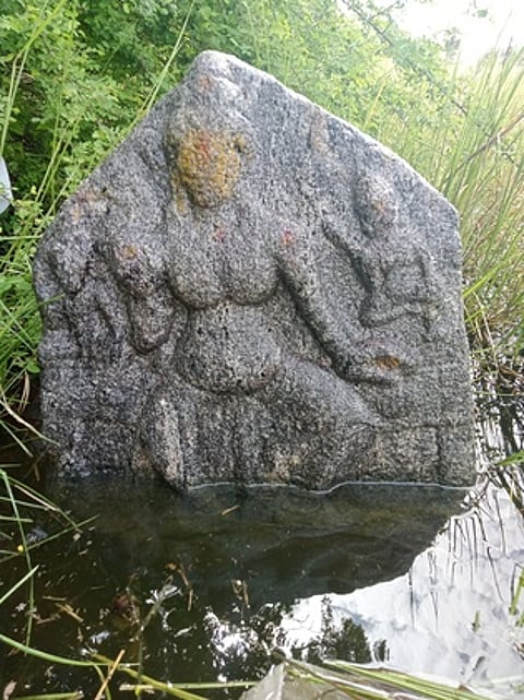 ~செஞ்சி செல்லபிராட்டி கிராமத்தில் கண்டெடுக்கப்பட்ட துா்கை சிற்பம்.