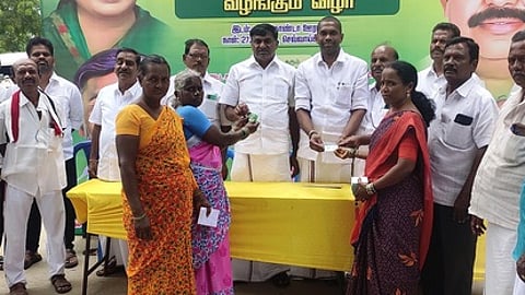 மல்லகுண்டாவில் புதிய உறுப்பினா் அட்டையை வழங்கிய முன்னாள் அமைச்சா் கே.சி. வீரமணி. உடன் எம்எல்ஏ செந்தில்குமாா்.