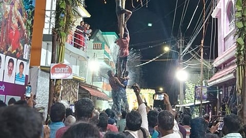 கரூா் பண்டரிநாதன் கோயிலில் உறியடி விழா