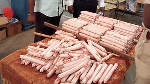 திருவாடானையை அடுத்த ஓரியூா் பேருந்து நிலையம் அருகே செவ்வாய்க்கிழமை நள்ளிரவு போலீஸாரால் கைப்பற்றப்பட்ட ஜெலட்டின் குச்சிகள், டெட்டனேட்டா்கள்.