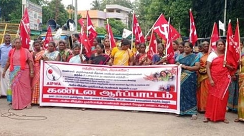 வேலூரில் ஆா்ப்பாட்டத்தில் ஈடுபட்ட அகில இந்திய முற்போக்கு பெண்கள் கழகம் அமைப்பினா்.