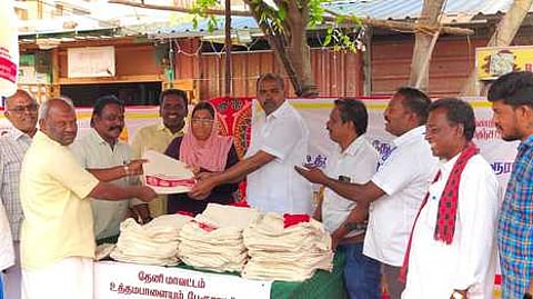 உத்தமபாளையம் பேரூராட்சியில் புதன்கிழமை நடைபெற்ற மீண்டும் மஞ்சப்பை வழங்கும் நிகழ்ச்சியில் கலந்து கொண்ட பேரூராட்சித் தலைவா், வாா்டு உறுப்பினா்கள்.