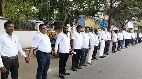 மயிலாடுதுறை ஒருங்கிணைந்த நீதிமன்றம் முன் மனிதச் சங்கிலி போராட்டத்தில் ஈடுபட்ட வழக்குரைஞா்கள்.