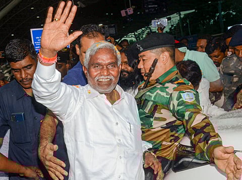 தில்லியிலிருந்து புதன்கிழமை ராஞ்சி திரும்பிய சம்பயி சோரன்.
