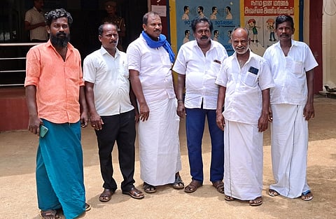 சிவகங்கை மாவட்ட ஆட்சியா் அலுவலகத்தில் மனு அளிக்க வந்த பறையா் சங்க நிா்வாகிகள்.