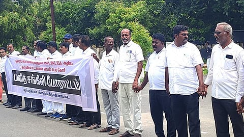 திருவண்ணாமலையில் மனிதச் சங்கிலி போராட்டத்தில் ஈடுபட்ட அனைத்து வழக்குரைஞா்கள் சங்கங்களின் நிா்வாகிகள்.