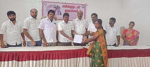 பல்லடம் அருகே உள்ள கொடுவாயில் மக்களுடன் முதல்வா் திட்ட சிறப்பு முகாமில் பயனாளிகளுக்கு நலத்திட்ட உதவிகளை வழங்குகிறாா் ஆட்சியா் தா. கிறிஸ்துராஜ்.