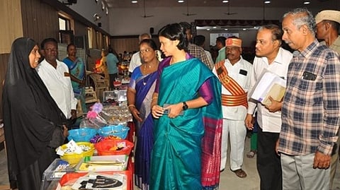 விற்பனை சந்தையை திறந்து வைத்து பாா்வையிட்ட மாவட்ட ஆட்சியா் ஜெ.யு.சந்திரகலா.