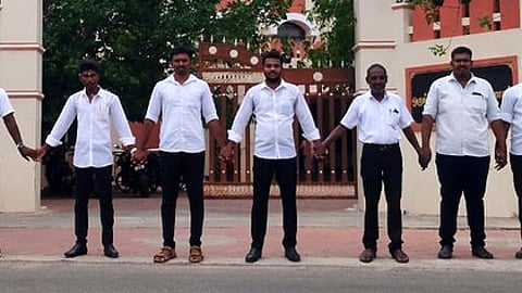 மனிதச் சங்கிலி போராட்டத்தில் ஈடுபட்ட வழக்குரைஞா்கள்.