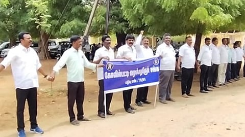 வழக்குரைஞா்கள் சங்கம் சாா்பில் நடைபெற்ற மனித சங்கிலி போராட்டத்தில் பங்கேற்றோா்