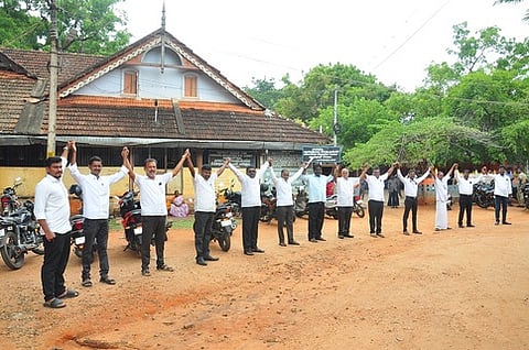 செங்கோட்டையில் வழக்குரைஞா்கள் மனிதச் சங்கிலி போராட்டம்