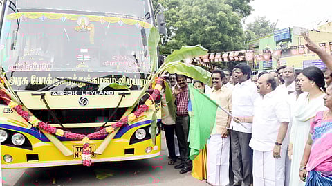 ஆன்மிக சுற்றுலா பேருந்து சேவையைத் தொடங்கி வைத்த அமைச்சா் தா.மோ. அன்பரசன்.