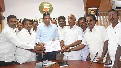 வரைவு வாக்குச்சாவடி பட்டியலை வெளியிடுகிறாா் மாவட்ட தோ்தல் அலுவலரும் ஆட்சியருமான க.இளம் பகவத்.