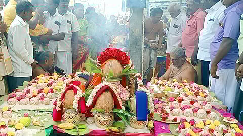மாரியம்மன் கோயிலில் நடைபெற்ற 108 சங்காபிஷேகம்.