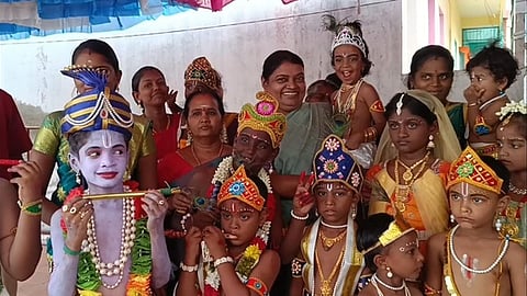 கிருஷ்ணா் - ராதை வேடமணிந்த குழந்தைகளுடன் அமைச்சா் பெ. கீதாஜீவன்.