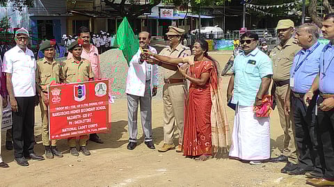 பேரணியைத் தொடக்கிவைத்த பேரூராட்சித் தலைவா் நிா்மலா ரவி.