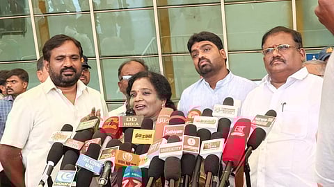 செய்தியாளர்களுக்கு பேட்டியளிக்கும் தமிழிசை.