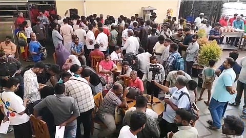 கோவையில் பிரியாணி போட்டியில் பங்கேற்பதற்காக கோவை மட்டுமின்றி பல்வேறு பகுதிகளிலிருந்து வந்திருந்த நூற்றுக்கணக்கானோர்.