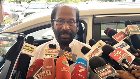 கோவை விமான நிலையத்தில் வெள்ளிக்கிழமை செய்தியாளர்களுடன் பேசிய திமுக மாநிலங்களவை உறுப்பினர் திருச்சி சிவா.