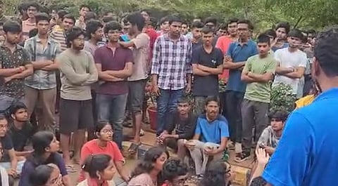 பெண் விடுதி காப்பாளர் மன்னிப்பு கோரியதை அடுத்து மாணவ, மாணவிகள் போராட்டதை கைவிட்டு கலைந்து சென்றனர்.