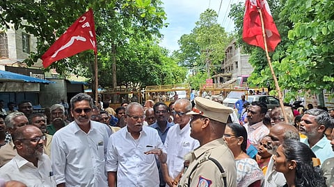 சிதம்பரம் உதவி ஆட்சியர் அலுவலகம் முன்பு மார்க்சிஸ்ட் கம்யூனிஸ்ட் கட்சி சார்பில் மாநில செயலாளர் கே.பாலகிருஷ்ணன் தலைமையில் வெள்ளிக்கிழமை காலை காத்திருப்பு போராட்டம் தொடங்கியது.