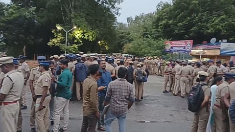 பொத்தேரியில் தனியார் மாணவர் விடுதிகளில் சனிக்கிழமை அதிரடி சோதனையில் ஈடுபட்ட போலீசார்.