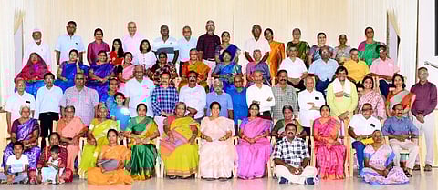 கோவில்பட்டியில் 50 ஆண்டுகளுக்குப் பிறகு சனிக்கிழமை சந்தித்துக் கொண்ட லட்சுமி மில் உயா்நிலைப் பள்ளி முன்னாள் மாணவா்கள்