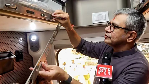 பிஇஎம்எல் நிறுவன வளாகத்தில் புதிய வந்தே பாரத் ரயில் பெட்டிகள் தயாரிப்பு ஆலைக்கு மத்திய ரயில்வே அமைச்சா் அஸ்வினி வைஷ்ணவ் அடிக்கல் நாட்டினாா்.