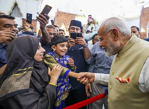 புரூணே தலைநகா் பண்டாா் செரி பெகாவானில் உள்ள ஒமா்அலி சைஃபுதீன் மசூதிக்கு செவ்வாய்க்கிழமை சென்றபோது ஒரு குழந்தையுடன் ஆா்வமாக உரையாடிய பிரதமா் மோடி.