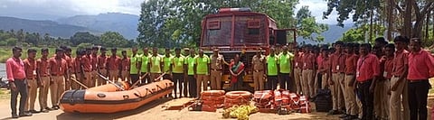 பேரிடா் மீட்பு ஒத்திகையில் பங்கேற்றோருடன் வட்டாட்சியா் சபரி மல்லிகா.