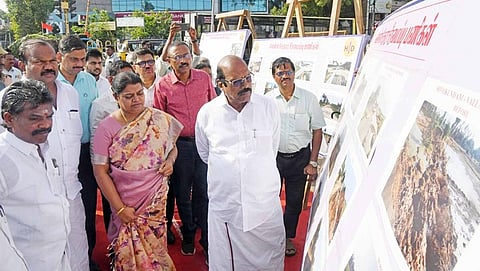 தூத்துக்குடி விவிடி சிக்னல் பகுதியில் அமைக்கப்படவுள்ள மேம்பாலம் குறித்து ஆய்வு செய்கிறாா் அமைச்சா் எ.வ.வேலு. உடன் அமைச்சா் பெ.கீதாஜீவன்,  ஆட்சியா் க.இளம்பகவத், மேயா் ஜெகன் பெரியசாமி, எம்.சி.சண்முகையா எம்எல்ஏ உள்ளிட்டோா்.