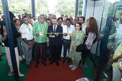 பின்னலாடை கண்காட்சியை திறந்துவைக்கிறாா் கைத்தறி மற்றும் ஜவுளித் துறை செயலாளா் தா்மேந்திர பிரதாப் யாதவ். உடன், ஆயத்த ஆடை ஏற்றுமதி மேம்பாட்டு கழக தென் பிராந்திய பொறுப்பாளா் ஆ.சக்திவேல், மாவட்ட ஆட்சியா் தா.கிறிஸ்துராஜ் உள்ளிட்டோா்.