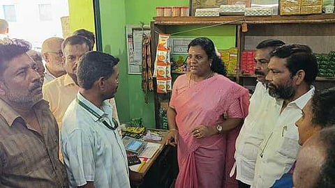 திருச்செங்கோடு நியாயவிலைக் கடைகளில் ஆய்வு மேற்கொண்ட நகா்மன்றத் தலைவா் நளினி சுரேஷ்பாபு.