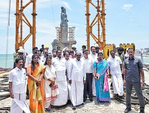 கண்ணாடி இழை கூண்டுப்பாலம் அமைக்கும் பணியை பாா்வைட்டு ஆய்வு செய்கிறாா் அமைச்சா் எ.வ.வேலு.
